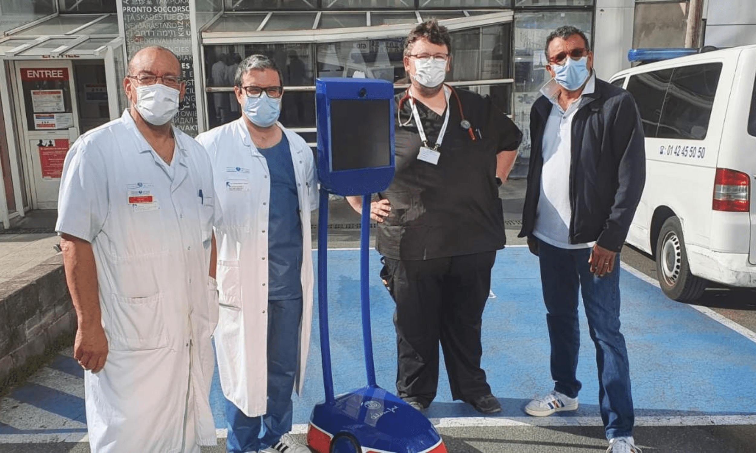 La Fondation PSG - Paris Saint-Germain a mis son robot à disposition des soignants travaillant aux Service des urgences - Hôpital Lariboisière afin de leur permettre de rendre visite aux patients, tout en les préservant des risques de contamination.